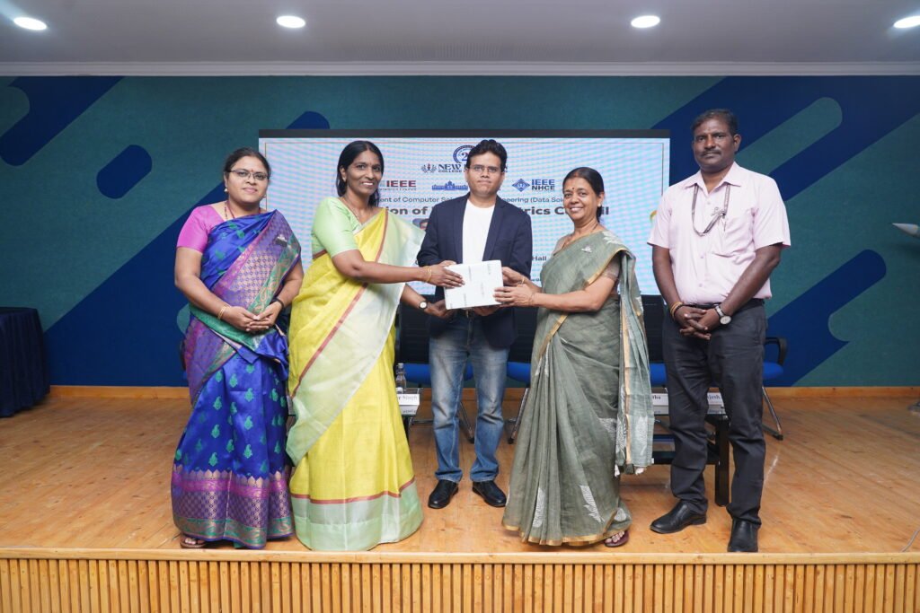 Vinit Kumar Singh receiving memento from Dr B Swathi and Dr Revathi V